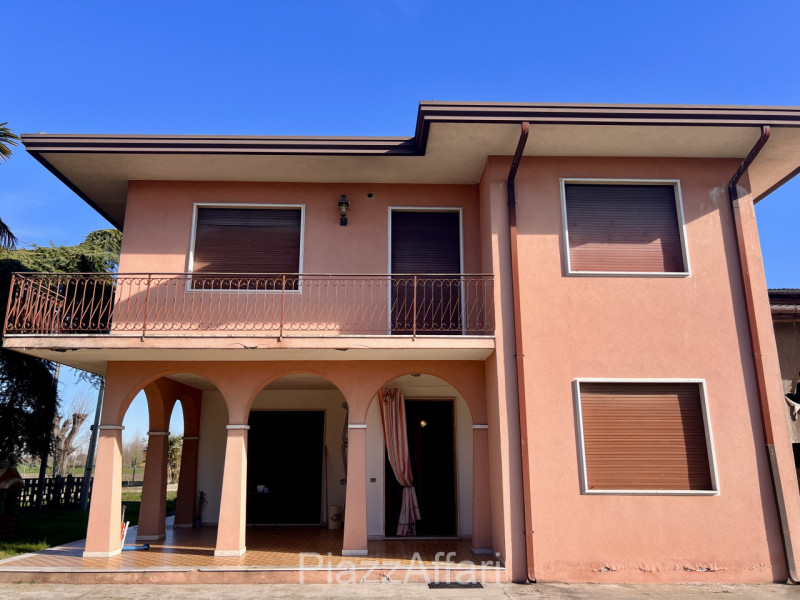 Abitazione singola di mq 250 con cortile di circa 1000 mq, disposta su 2 livelli (anche frazionab...