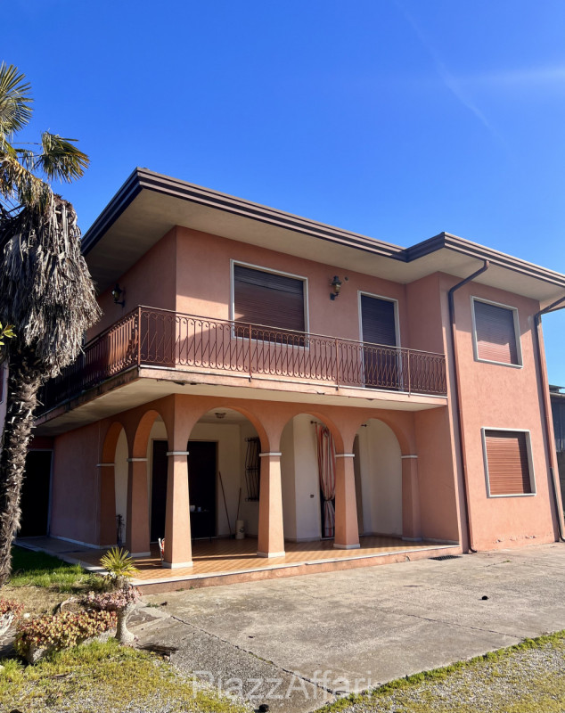 Abitazione singola di mq 250 con cortile di circa 1000 mq, disposta su 2 livelli (anche frazionab...