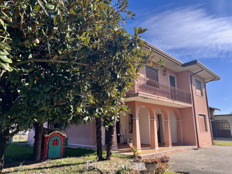 Abitazione singola di mq 250 con cortile di circa 1000 mq, disposta su 2 livelli (anche frazionab...