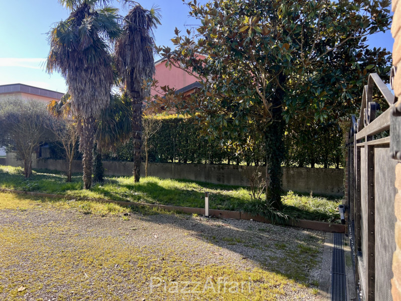 Abitazione singola di mq 250 con cortile di circa 1000 mq, disposta su 2 livelli (anche frazionab...