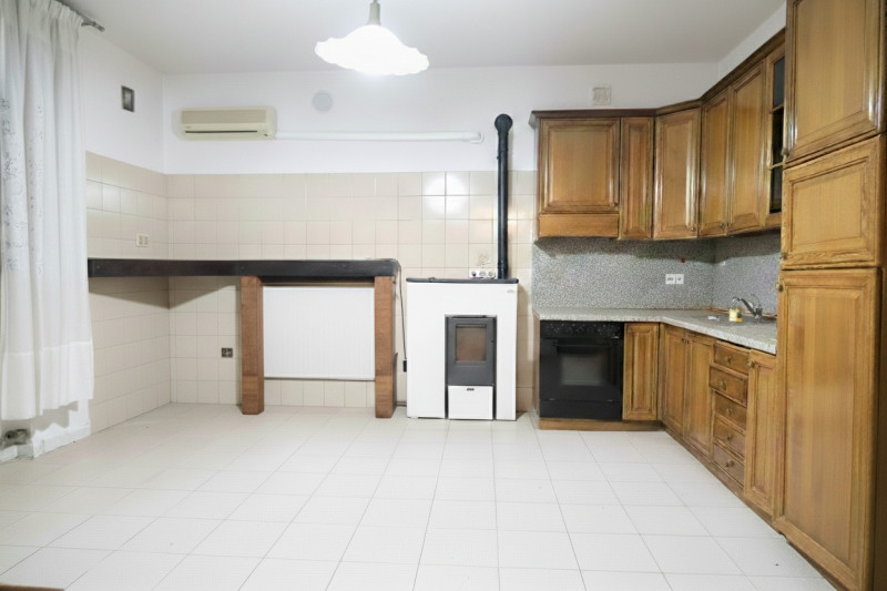 Abitazione singola di mq 250 con cortile di circa 1000 mq, disposta su 2 livelli (anche frazionab...