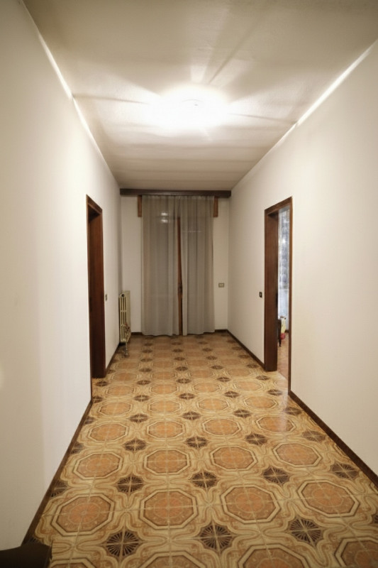 Abitazione singola di mq 250 con cortile di circa 1000 mq, disposta su 2 livelli (anche frazionab...