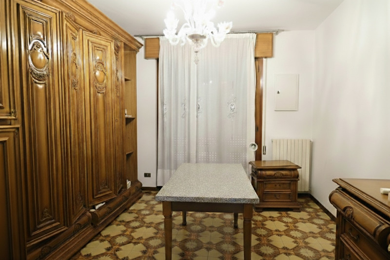 Abitazione singola di mq 250 con cortile di circa 1000 mq, disposta su 2 livelli (anche frazionab...