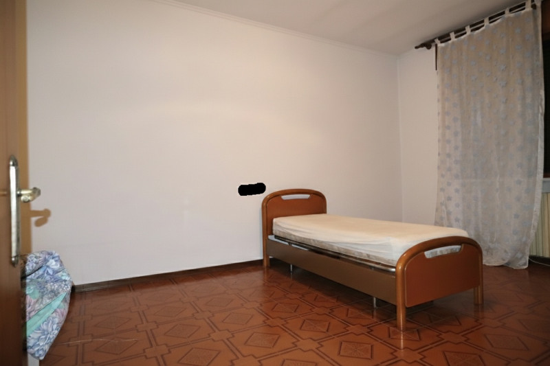 Abitazione singola di mq 250 con cortile di circa 1000 mq, disposta su 2 livelli (anche frazionab...