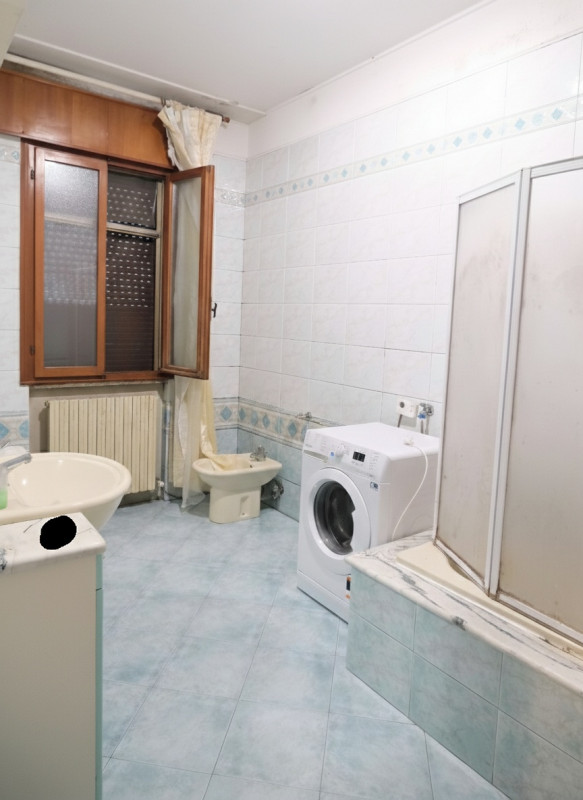 Abitazione singola di mq 250 con cortile di circa 1000 mq, disposta su 2 livelli (anche frazionab...