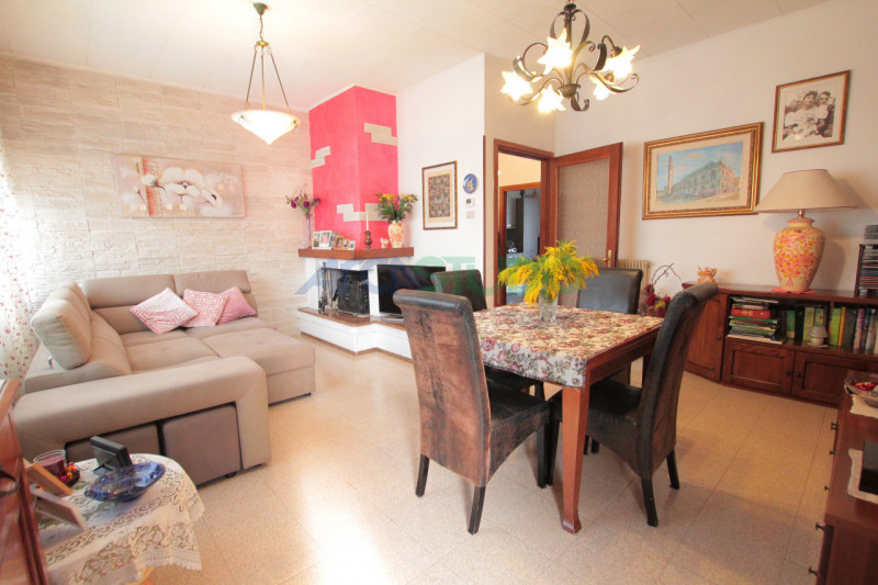 Nel servitissimo quartiere di San Pio X, proponiamo in vendita un ampio e luminoso appartamento t...