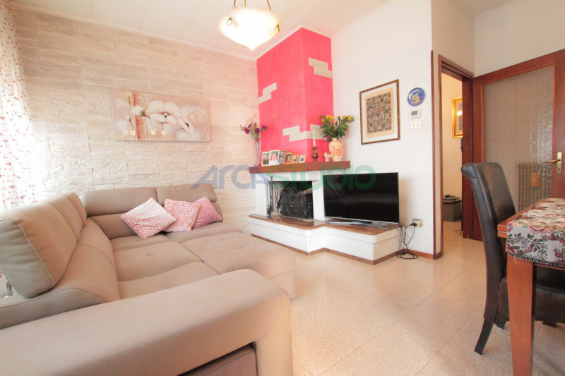 Nel servitissimo quartiere di San Pio X, proponiamo in vendita un ampio e luminoso appartamento t...