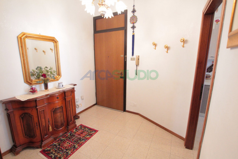 Nel servitissimo quartiere di San Pio X, proponiamo in vendita un ampio e luminoso appartamento t...