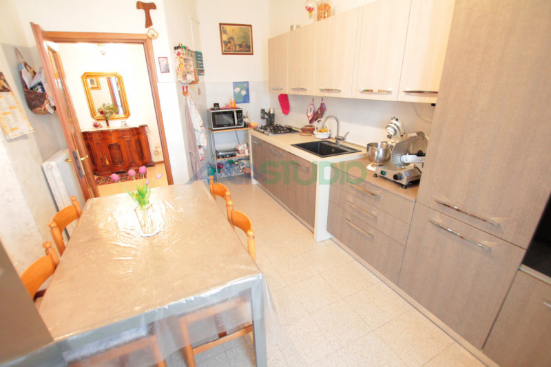 Nel servitissimo quartiere di San Pio X, proponiamo in vendita un ampio e luminoso appartamento t...