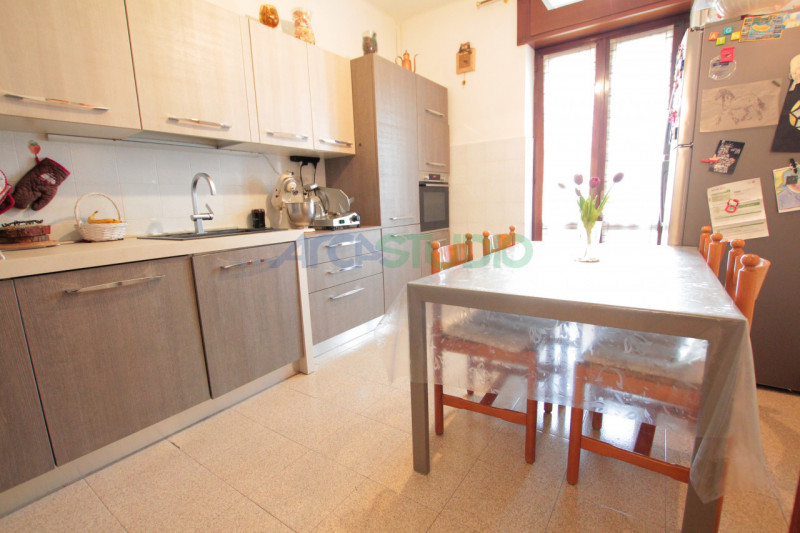 Nel servitissimo quartiere di San Pio X, proponiamo in vendita un ampio e luminoso appartamento t...