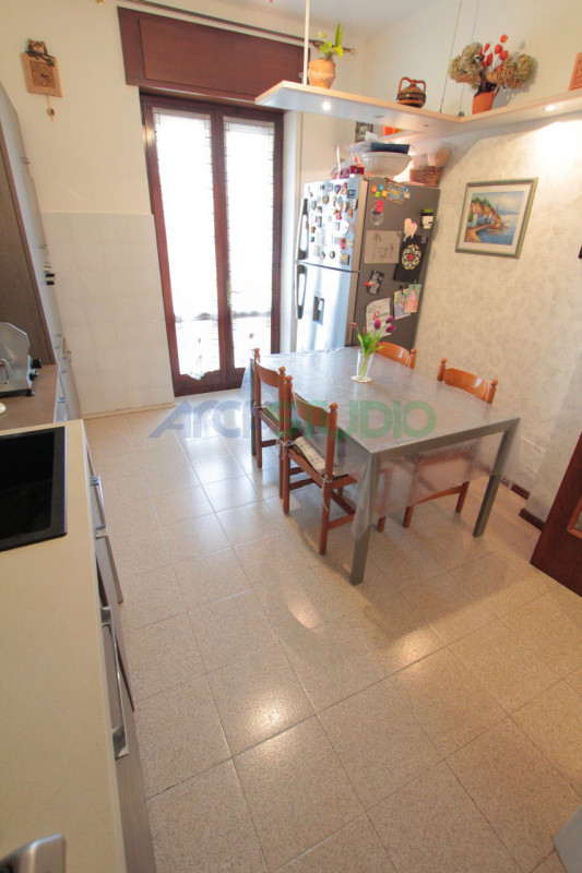 Nel servitissimo quartiere di San Pio X, proponiamo in vendita un ampio e luminoso appartamento t...