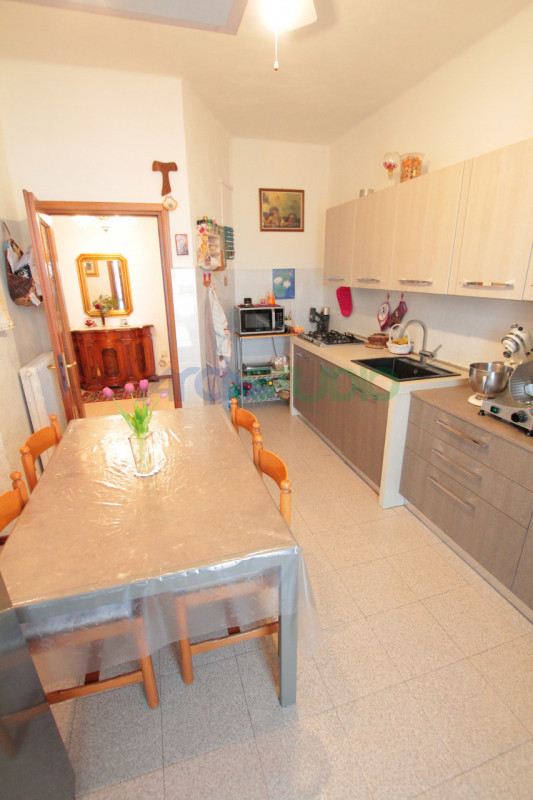 Nel servitissimo quartiere di San Pio X, proponiamo in vendita un ampio e luminoso appartamento t...