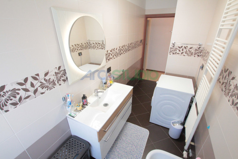 Nel servitissimo quartiere di San Pio X, proponiamo in vendita un ampio e luminoso appartamento t...