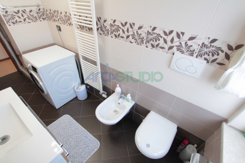 Nel servitissimo quartiere di San Pio X, proponiamo in vendita un ampio e luminoso appartamento t...