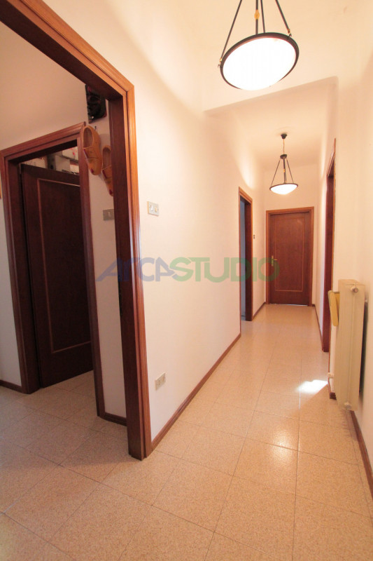 Nel servitissimo quartiere di San Pio X, proponiamo in vendita un ampio e luminoso appartamento t...