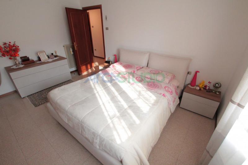 Nel servitissimo quartiere di San Pio X, proponiamo in vendita un ampio e luminoso appartamento t...