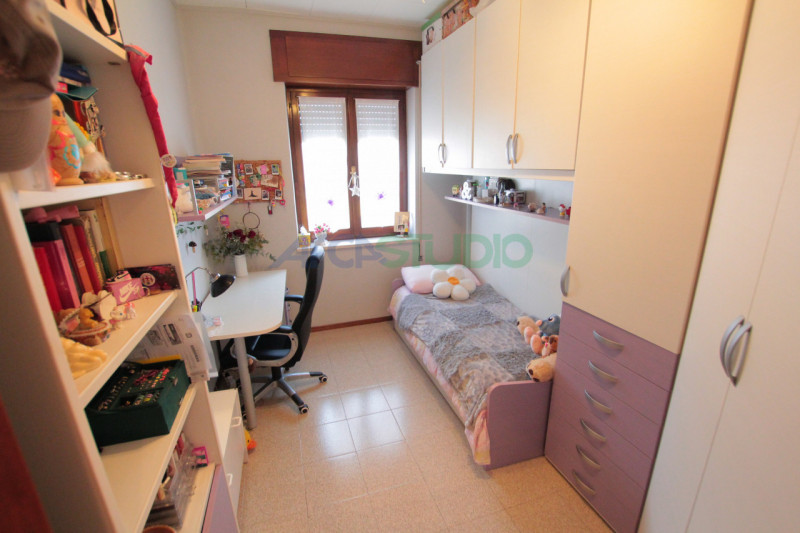 Nel servitissimo quartiere di San Pio X, proponiamo in vendita un ampio e luminoso appartamento t...