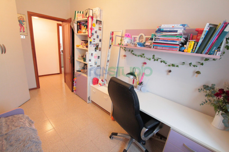 Nel servitissimo quartiere di San Pio X, proponiamo in vendita un ampio e luminoso appartamento t...