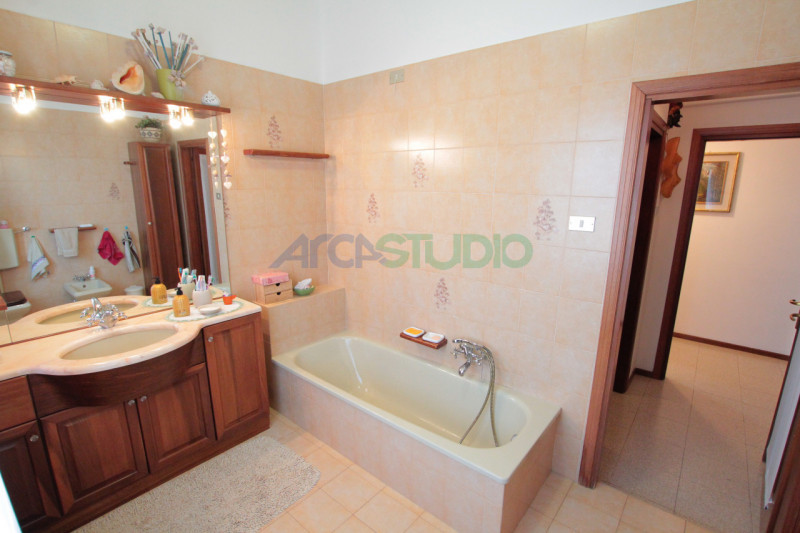 Nel servitissimo quartiere di San Pio X, proponiamo in vendita un ampio e luminoso appartamento t...