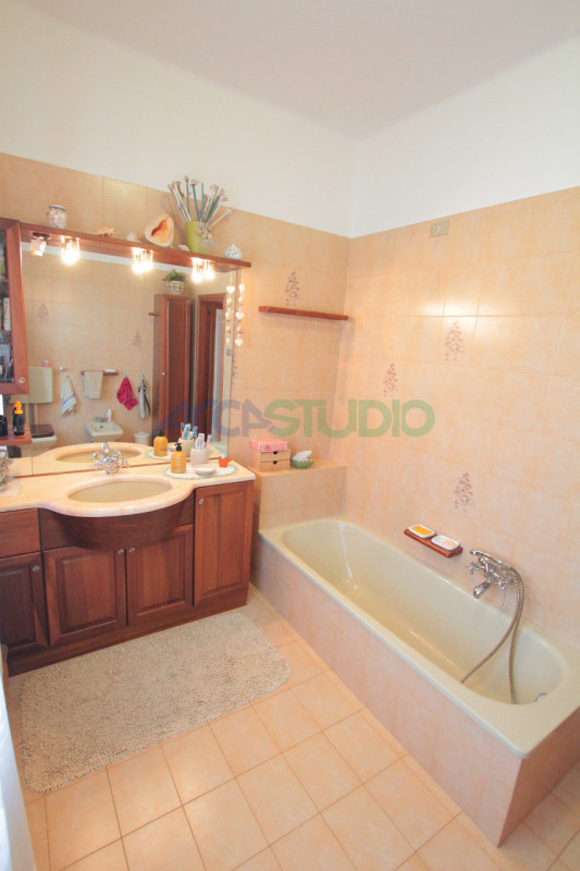 Nel servitissimo quartiere di San Pio X, proponiamo in vendita un ampio e luminoso appartamento t...