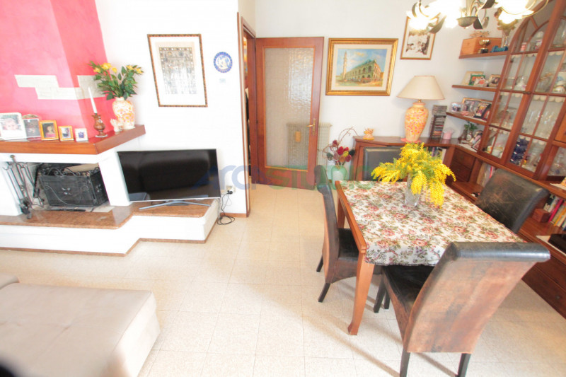 Nel servitissimo quartiere di San Pio X, proponiamo in vendita un ampio e luminoso appartamento t...