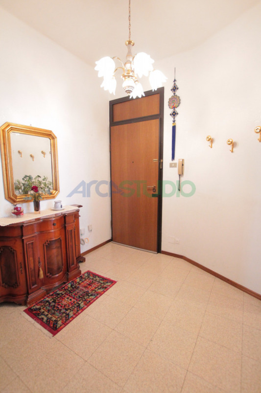 Nel servitissimo quartiere di San Pio X, proponiamo in vendita un ampio e luminoso appartamento t...