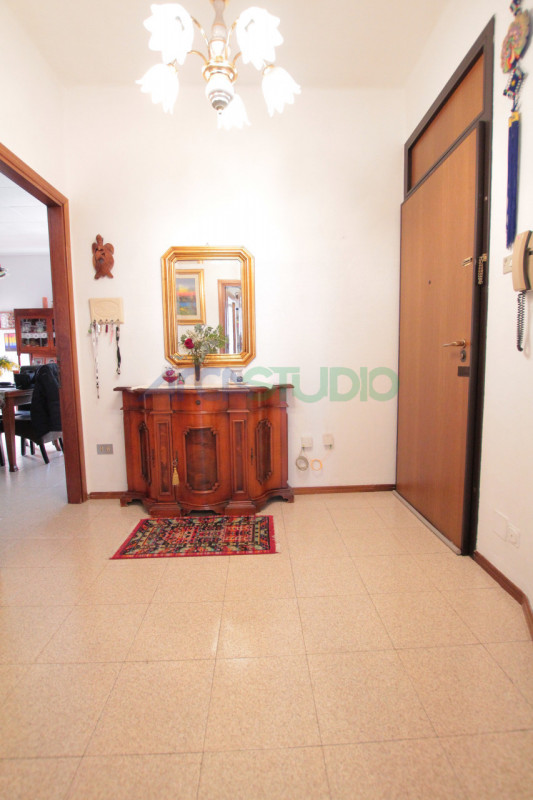 Nel servitissimo quartiere di San Pio X, proponiamo in vendita un ampio e luminoso appartamento t...