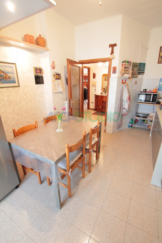 Nel servitissimo quartiere di San Pio X, proponiamo in vendita un ampio e luminoso appartamento t...