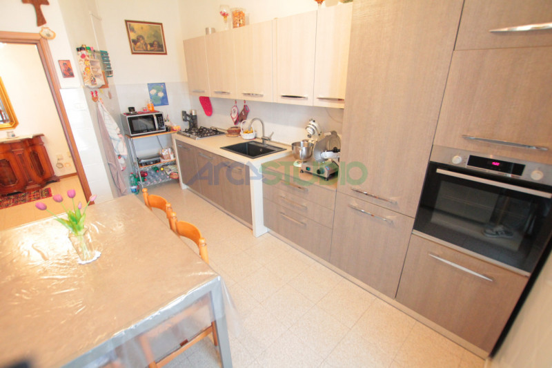 Nel servitissimo quartiere di San Pio X, proponiamo in vendita un ampio e luminoso appartamento t...