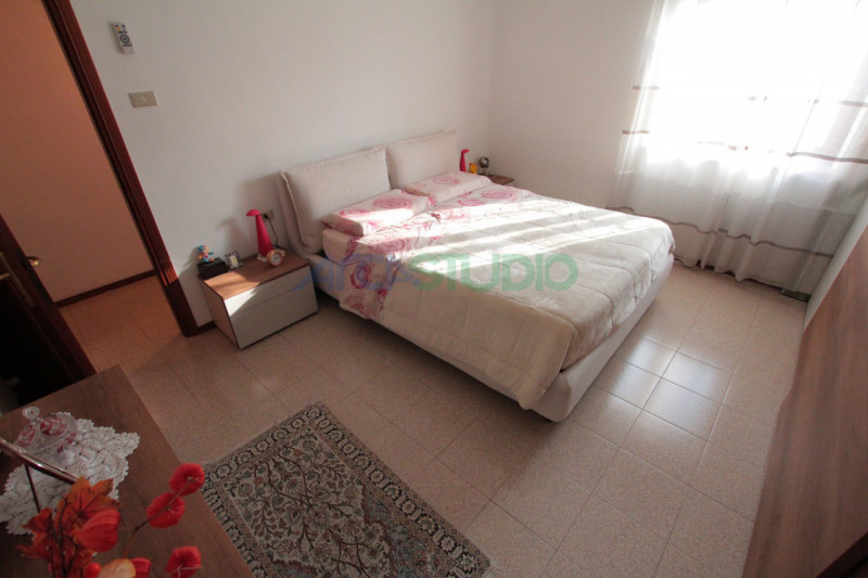 Nel servitissimo quartiere di San Pio X, proponiamo in vendita un ampio e luminoso appartamento t...