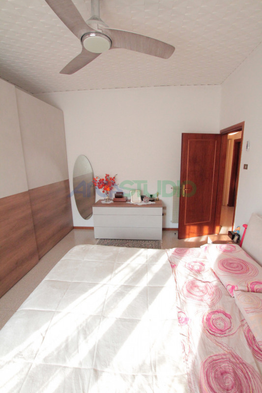 Nel servitissimo quartiere di San Pio X, proponiamo in vendita un ampio e luminoso appartamento t...