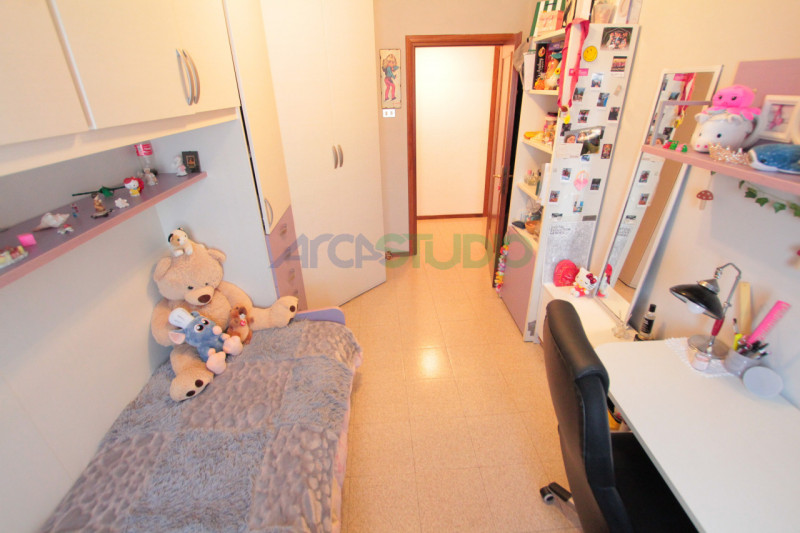 Nel servitissimo quartiere di San Pio X, proponiamo in vendita un ampio e luminoso appartamento t...