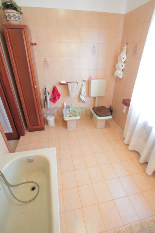 Nel servitissimo quartiere di San Pio X, proponiamo in vendita un ampio e luminoso appartamento t...