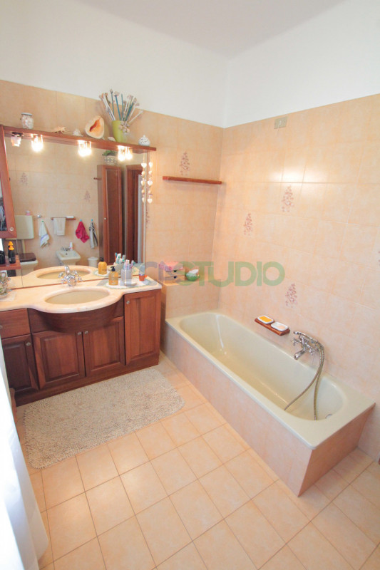 Nel servitissimo quartiere di San Pio X, proponiamo in vendita un ampio e luminoso appartamento t...