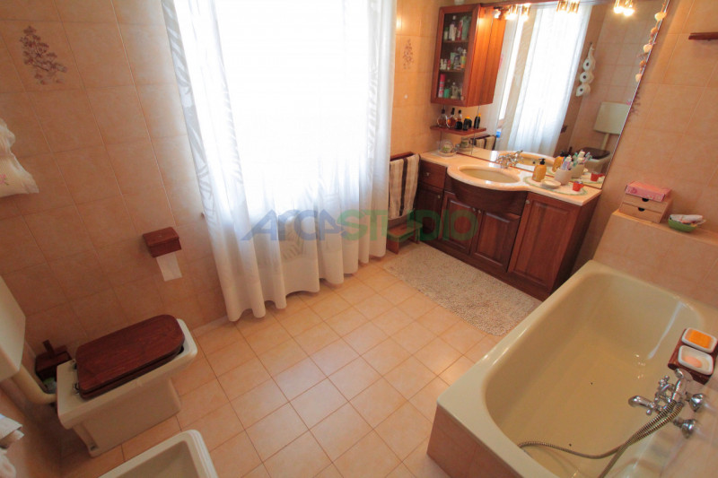 Nel servitissimo quartiere di San Pio X, proponiamo in vendita un ampio e luminoso appartamento t...