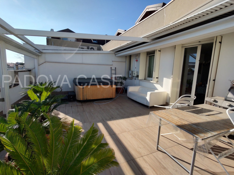 SAVONAROLA – PORTA TRENTO | ATTICO CON TERRAZZA 50 MQ E VISTA PANORAMICA SUL CENTRO STORICO

Scop...