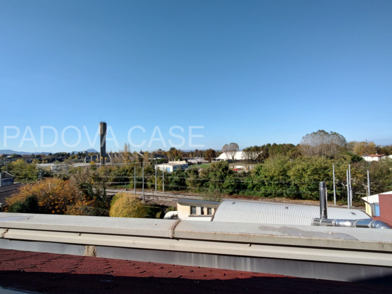 SAVONAROLA – PORTA TRENTO | ATTICO CON TERRAZZA 50 MQ E VISTA PANORAMICA SUL CENTRO STORICO

Scop...