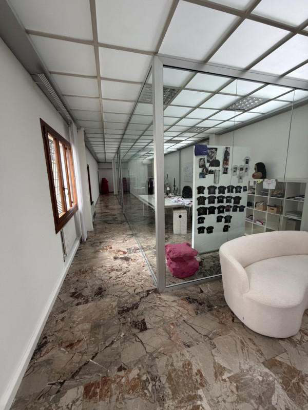 Proponiamo in affitto un ampio e luminoso ufficio di circa 160 mq situato nel comune di Noventa P...