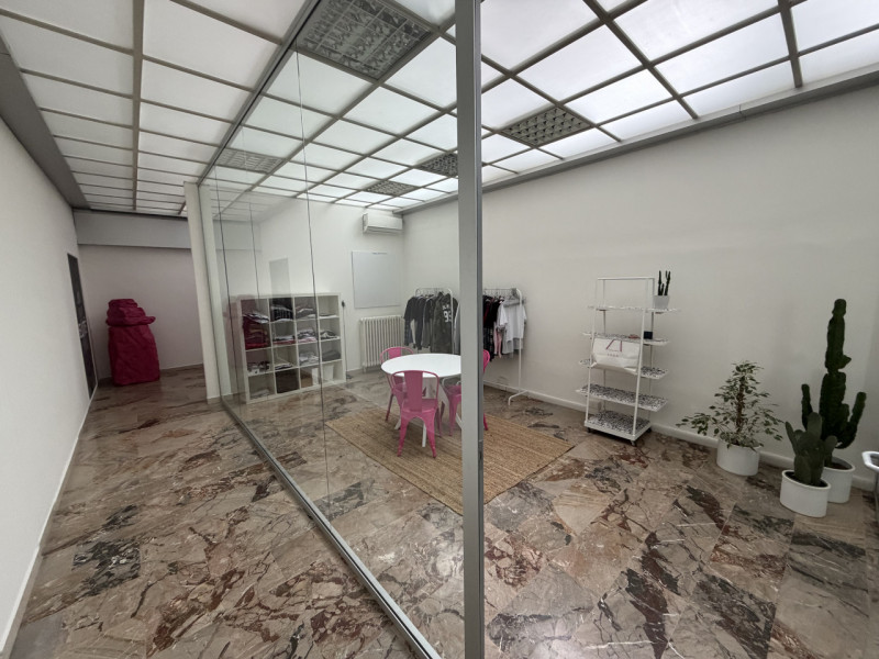 Proponiamo in affitto un ampio e luminoso ufficio di circa 160 mq situato nel comune di Noventa P...