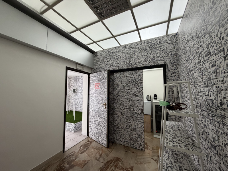 Proponiamo in affitto un ampio e luminoso ufficio di circa 160 mq situato nel comune di Noventa P...