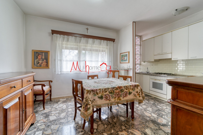 GUIZZA: Appartamento dalle ampie dimensioni al primo piano, composto di ingresso, soggiorno con a...