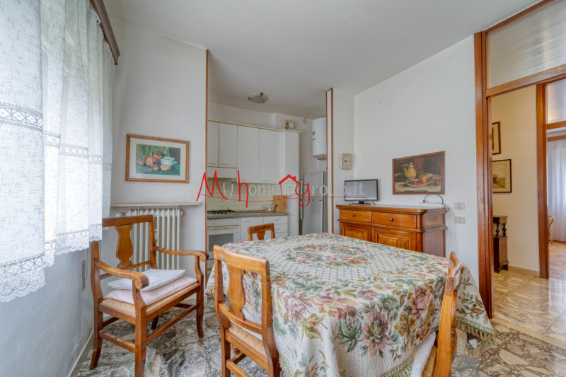 GUIZZA: Appartamento dalle ampie dimensioni al primo piano, composto di ingresso, soggiorno con a...