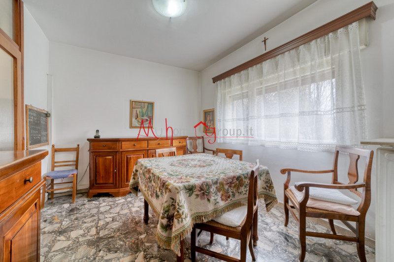 GUIZZA: Appartamento dalle ampie dimensioni al primo piano, composto di ingresso, soggiorno con a...