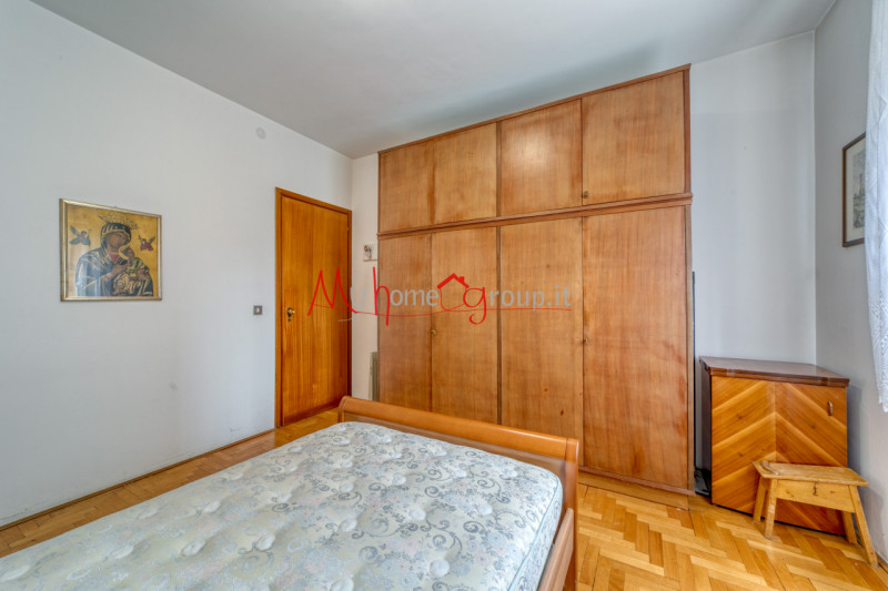 GUIZZA: Appartamento dalle ampie dimensioni al primo piano, composto di ingresso, soggiorno con a...