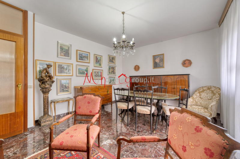 GUIZZA: Appartamento dalle ampie dimensioni al primo piano, composto di ingresso, soggiorno con a...