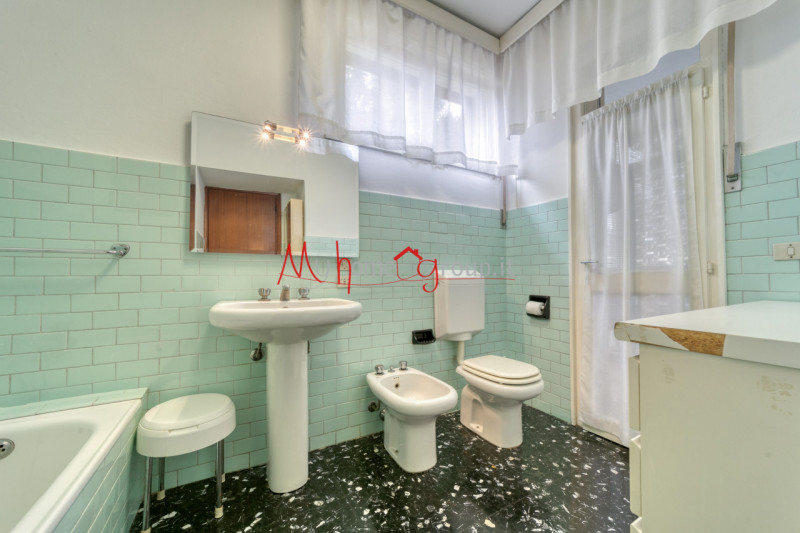 GUIZZA: Appartamento dalle ampie dimensioni al primo piano, composto di ingresso, soggiorno con a...