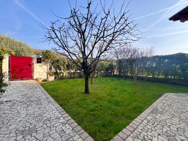 PIOVENE ROCCHETTE - Grumello: in splendida zona residenziale, BIFAMILIARE con ampio giardino di p...