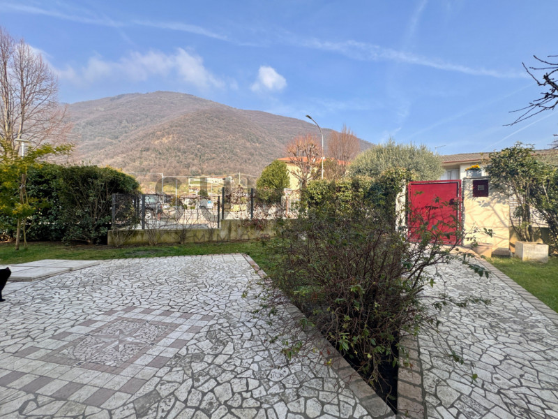 PIOVENE ROCCHETTE - Grumello: in splendida zona residenziale, BIFAMILIARE con ampio giardino di p...