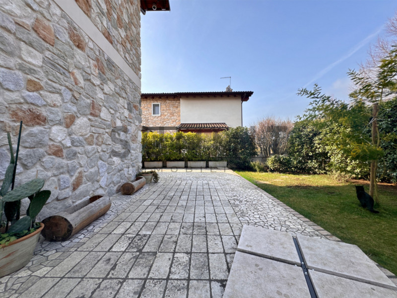 PIOVENE ROCCHETTE - Grumello: in splendida zona residenziale, BIFAMILIARE con ampio giardino di p...