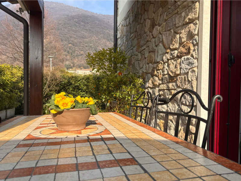 PIOVENE ROCCHETTE - Grumello: in splendida zona residenziale, BIFAMILIARE con ampio giardino di p...